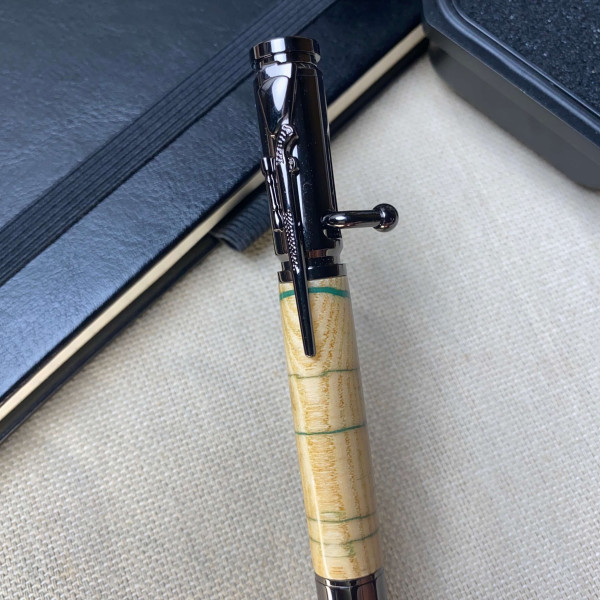 Унікальна кулькова ручка  ручної роботи із механізмом затвору NV-084 виготовлена деревини ясена і епоксидки