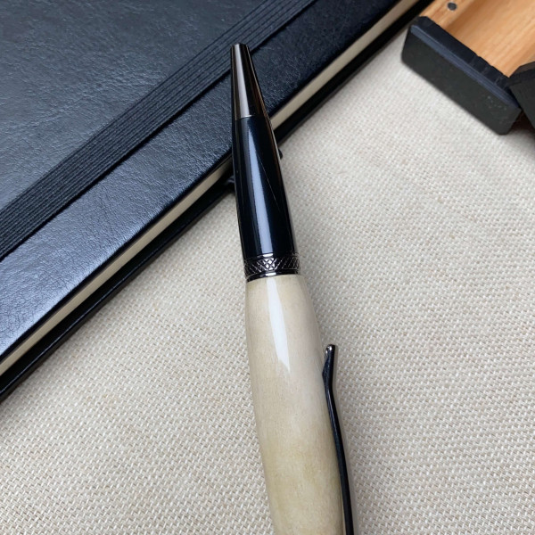 Подарункова кулькова ручка ручної роботи NV-062 виготовлена із справжнього оленячого рогу