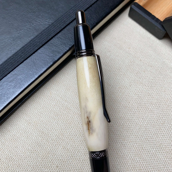 Подарункова кулькова ручка ручної роботи NV-062 виготовлена із справжнього оленячого рогу