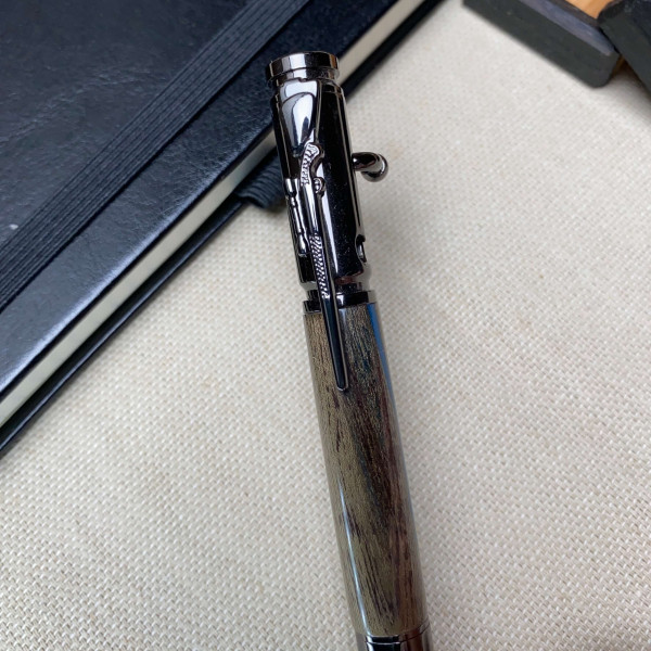 Кулькова ручка із механізмом затвору NV-084 виготовлена із деревини мореного ясена і епоксидна смола