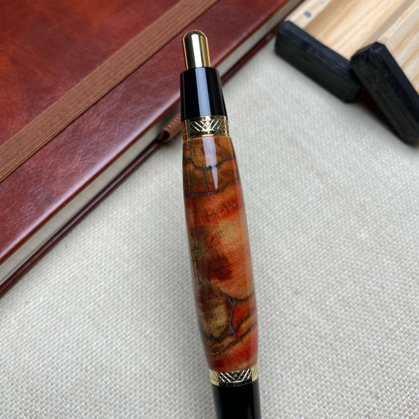 Унікальна кулькова ручка ручної роботи NV-062 виготовлена із деревини капового клена і епоксидної смоли