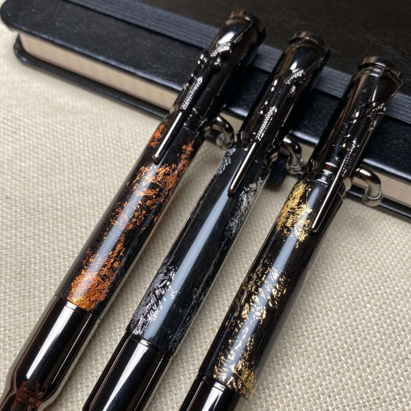 Унікальна кулькова ручка із механізмом затвору NV-084 з мореного дуба та поталі