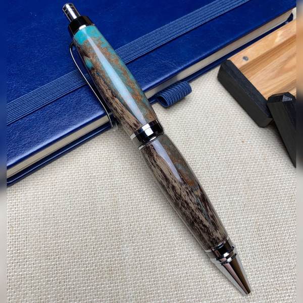Унікальна кулькова ручка NV-006 зроблена із деревини мореного ясена та епоксидної смоли