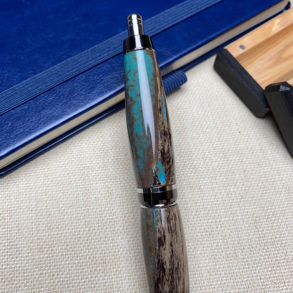 Унікальна кулькова ручка NV-006 зроблена із деревини мореного ясена та епоксидної смоли