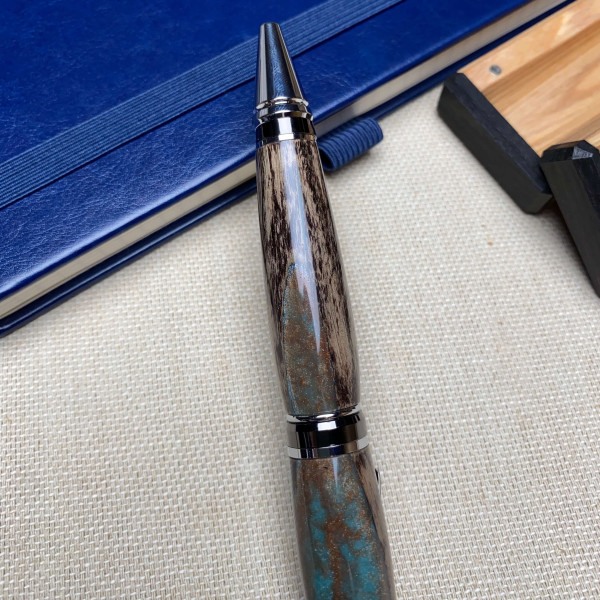 Унікальна кулькова ручка NV-006 зроблена із деревини мореного ясена та епоксидної смоли