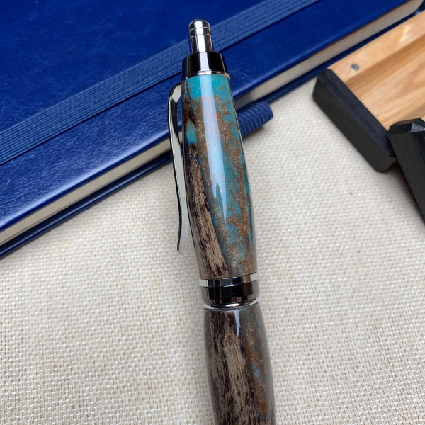Унікальна кулькова ручка NV-006 зроблена із деревини мореного ясена та епоксидної смоли