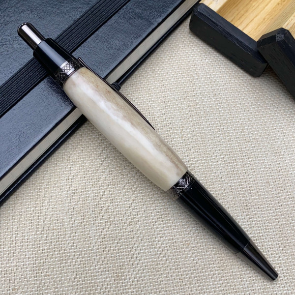 Подарункова кулькова ручка ручної роботи NV-062 виготовлена із справжнього оленячого рогу