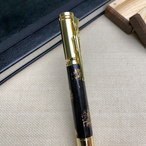 Унікальна кулькова ручка із механізмом затвору NV-084 з мореного дуба і золотої поталі