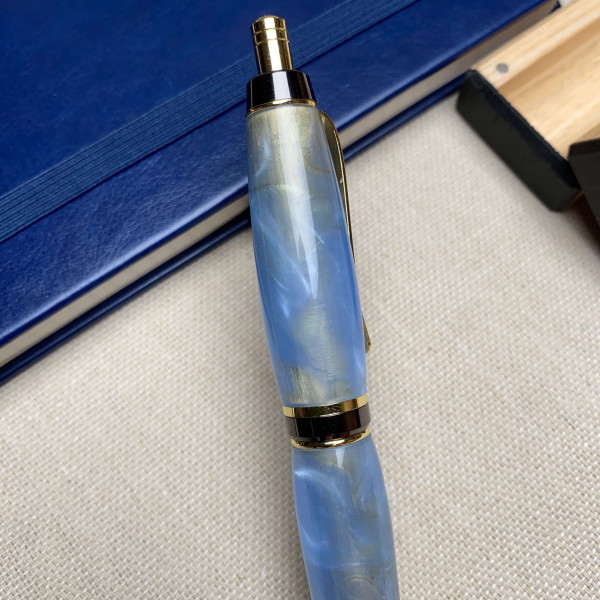 Кулькова ручка ручної роботи NV-006 виготовлена із небесного акрилу