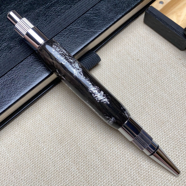 Унікальна кулькова ручка ручної роботи NV-131 дерево мореного дуба та срібна поталь