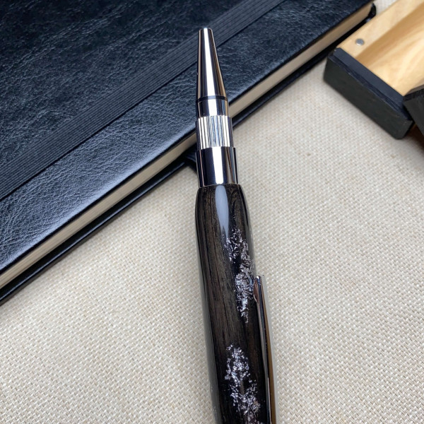 Унікальна кулькова ручка ручної роботи NV-131 дерево мореного дуба та срібна поталь