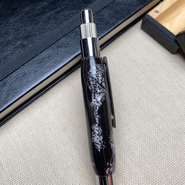 Унікальна кулькова ручка ручної роботи NV-131 дерево мореного дуба та срібна поталь