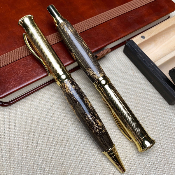 Подарунковий комплект ручок ручної роботи NV-425/486 виготовлений із дерева мореного дуба та золотої поталі