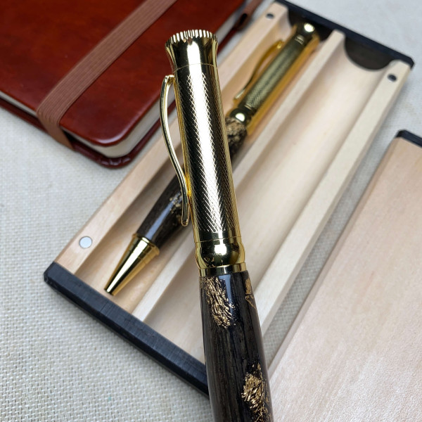 Подарунковий комплект ручок ручної роботи NV-425/486 виготовлений із дерева мореного дуба та золотої поталі