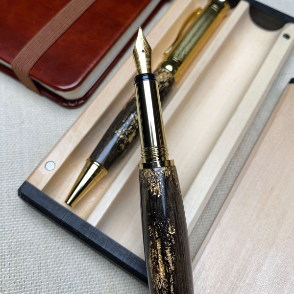 Подарунковий комплект ручок ручної роботи NV-425/486 виготовлений із дерева мореного дуба та золотої поталі