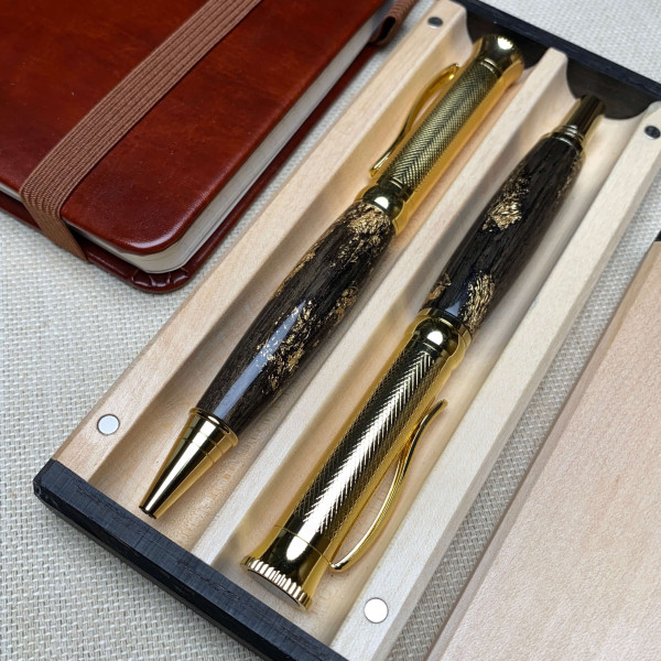 Подарунковий комплект ручок ручної роботи NV-425/486 виготовлений із дерева мореного дуба та золотої поталі