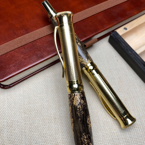 Подарунковий комплект ручок ручної роботи NV-425/486 виготовлений із дерева мореного дуба та золотої поталі