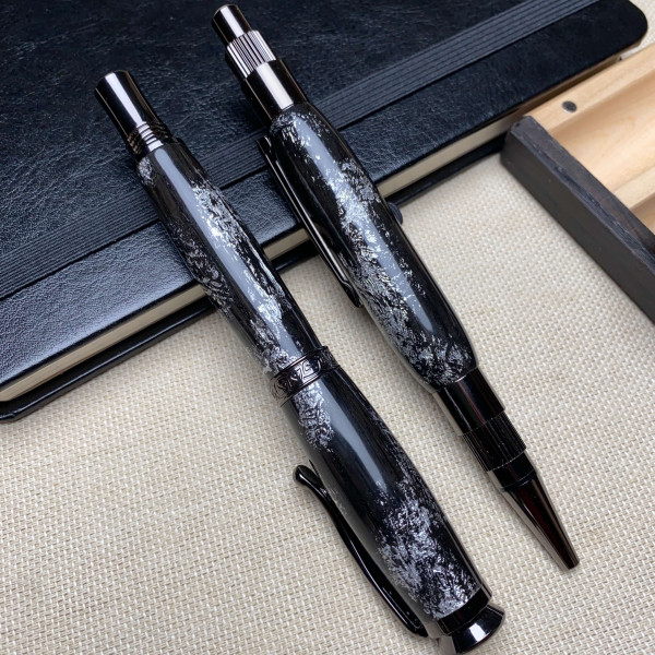 Подарунковий комплект ручок ручної роботи NV-448/131 виготовлений із дерева мореного дуба та срібної поталі