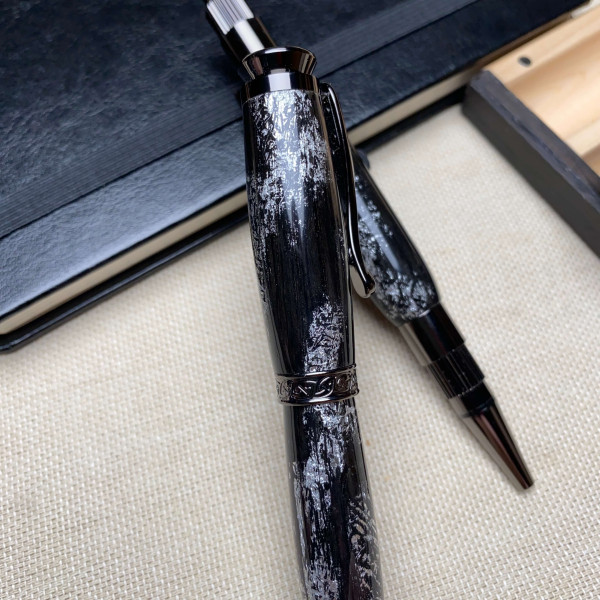 Подарунковий комплект ручок ручної роботи NV-448/131 виготовлений із дерева мореного дуба та срібної поталі