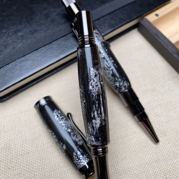 Подарунковий комплект ручок ручної роботи NV-448/131 виготовлений із дерева мореного дуба та срібної поталі