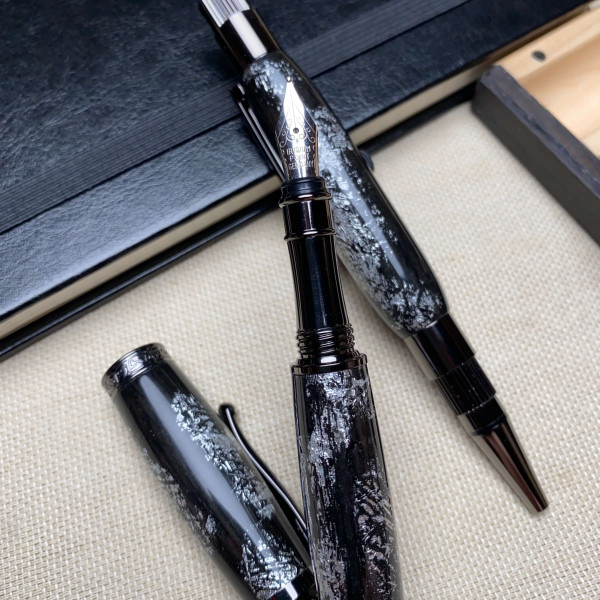 Подарунковий комплект ручок ручної роботи NV-448/131 виготовлений із дерева мореного дуба та срібної поталі
