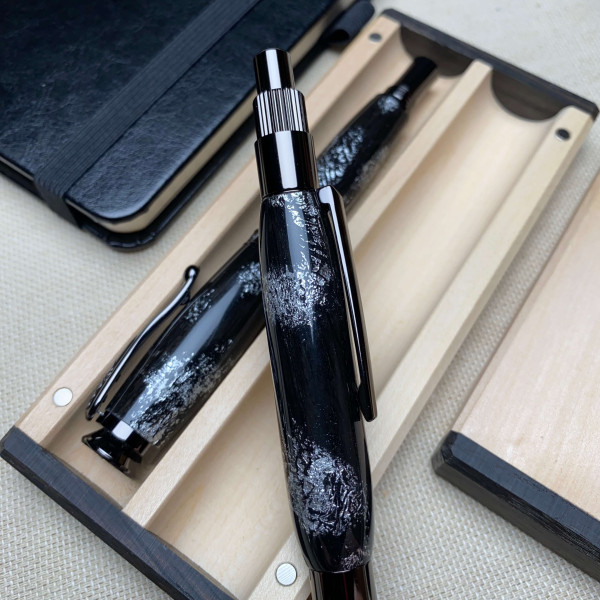 Подарунковий комплект ручок ручної роботи NV-448/131 виготовлений із дерева мореного дуба та срібної поталі