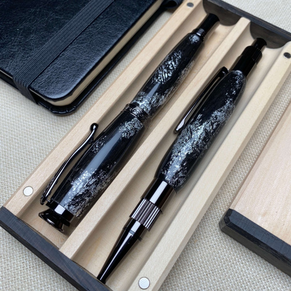 Подарунковий комплект ручок ручної роботи NV-448/131 виготовлений із дерева мореного дуба та срібної поталі