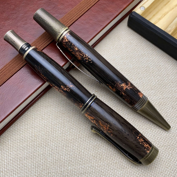 Подарунковий комплект ручок ручної роботи NV-448/131 виготовлений із дерева мореного дуба та бронзової поталі