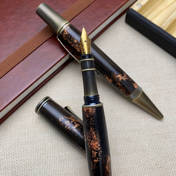 Подарунковий комплект ручок ручної роботи NV-448/131 виготовлений із дерева мореного дуба та бронзової поталі