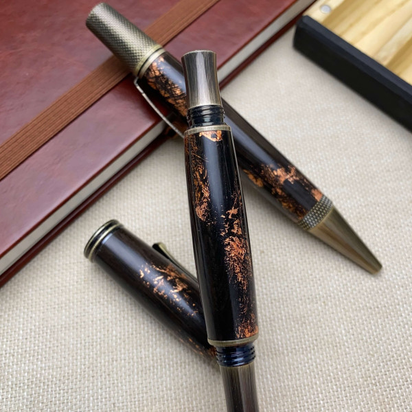 Подарунковий комплект ручок ручної роботи NV-448/131 виготовлений із дерева мореного дуба та бронзової поталі