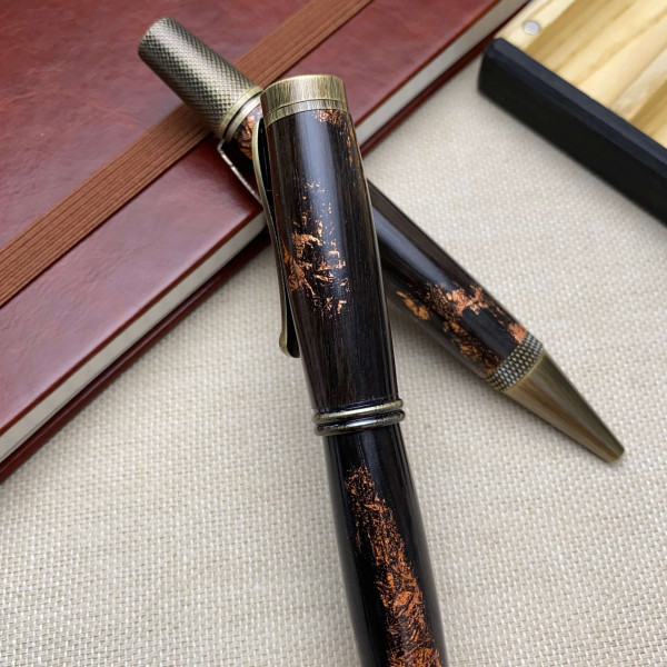 Подарунковий комплект ручок ручної роботи NV-448/131 виготовлений із дерева мореного дуба та бронзової поталі