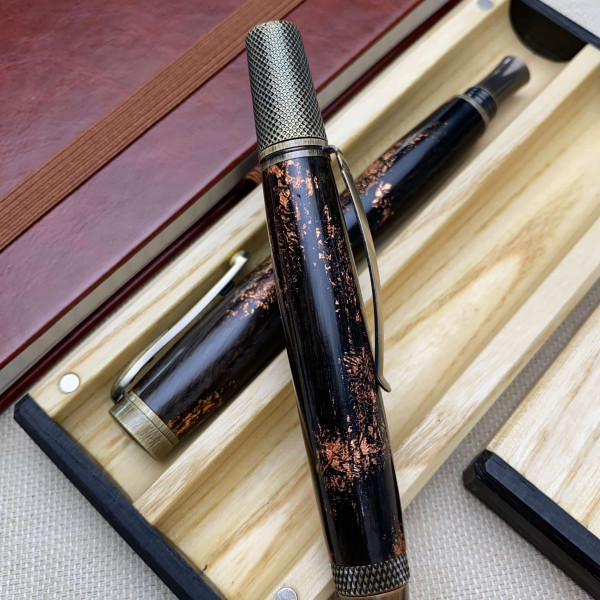 Подарунковий комплект ручок ручної роботи NV-448/131 виготовлений із дерева мореного дуба та бронзової поталі
