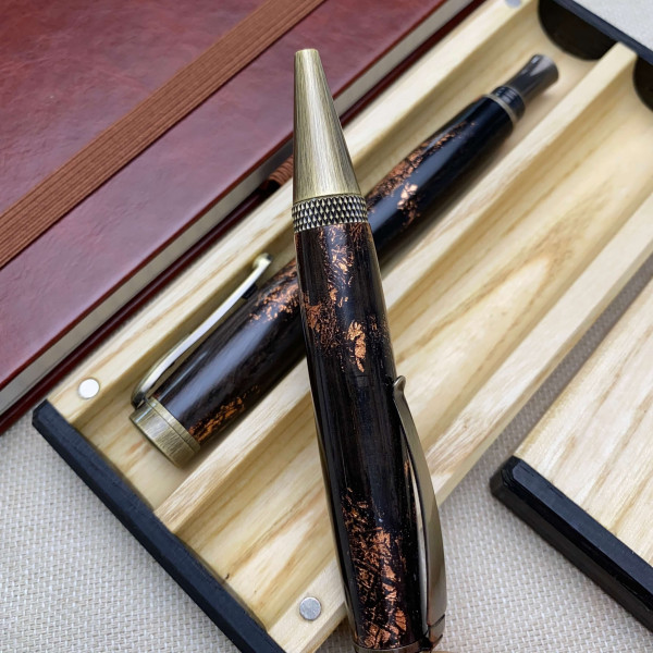 Подарунковий комплект ручок ручної роботи NV-448/131 виготовлений із дерева мореного дуба та бронзової поталі