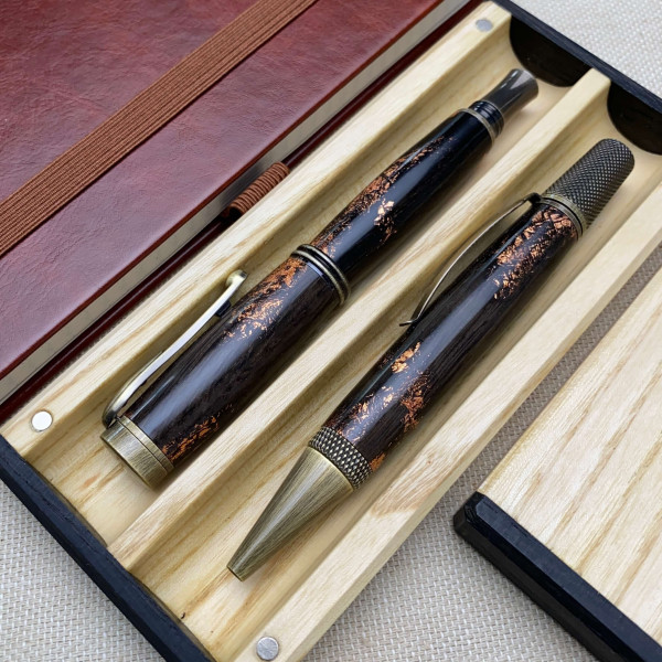 Подарунковий комплект ручок ручної роботи NV-448/131 виготовлений із дерева мореного дуба та бронзової поталі
