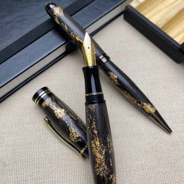 Подарунковий комплект ручок ручної роботи NV-071/009 виготовлений із дерева мореного дуба та золотої поталі