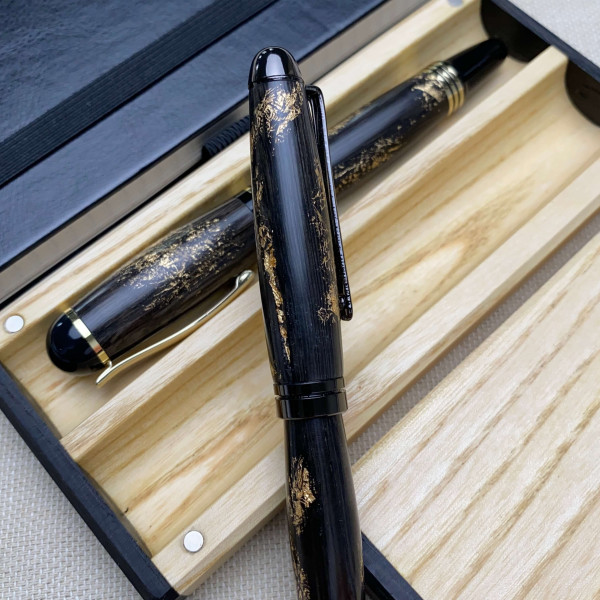 Подарунковий комплект ручок ручної роботи NV-071/009 виготовлений із дерева мореного дуба та золотої поталі