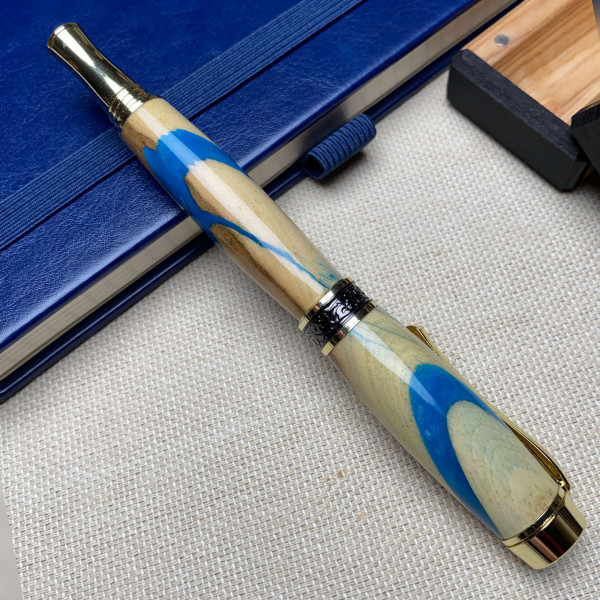 Унікальна перова ручка ручної роботи NV-308 виготовлена із деревини горіха і епоксидної смоли
