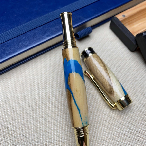 Унікальна перова ручка ручної роботи NV-308 виготовлена із деревини горіха і епоксидної смоли