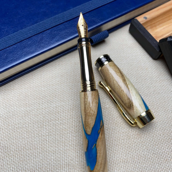 Унікальна перова ручка ручної роботи NV-308 виготовлена із деревини горіха і епоксидної смоли