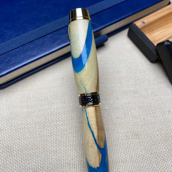 Унікальна перова ручка ручної роботи NV-308 виготовлена із деревини горіха і епоксидної смоли