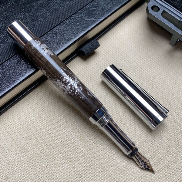 Перова ручка ручної роботи NV-452 дерево мореного дуба та срібна поталь