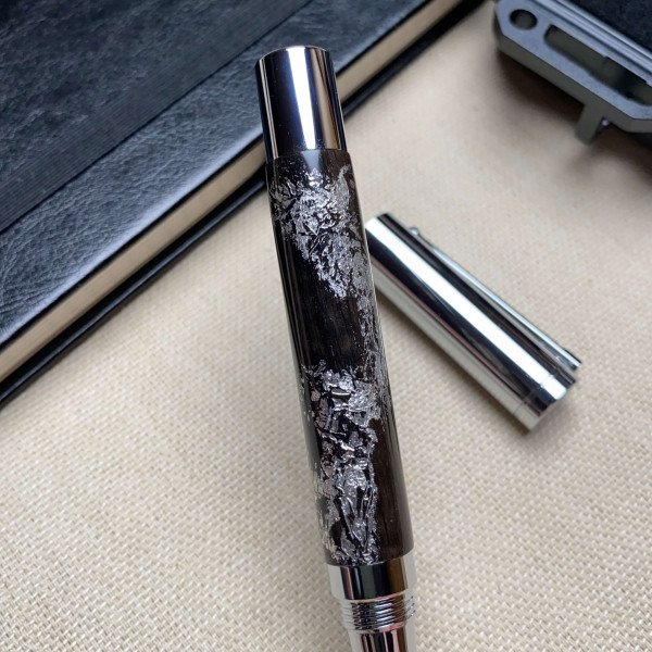 Перова ручка ручної роботи NV-452 дерево мореного дуба та срібна поталь
