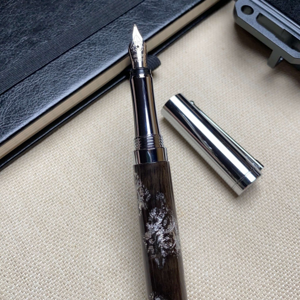 Перова ручка ручної роботи NV-452 дерево мореного дуба та срібна поталь