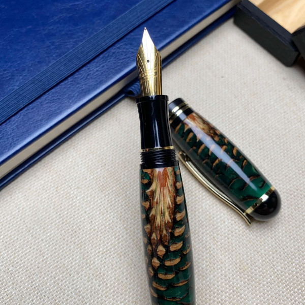 Унікальна перова ручка NV-071 ручної роботи, виготовлена із справжньої шишки та епоксидної смоли