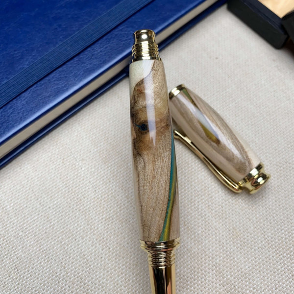 Унікальна перова ручка NV-355 ручної роботи виготовлена із деревини горіха і епоксидної смоли