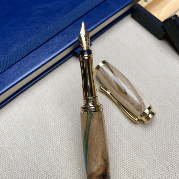 Унікальна перова ручка NV-355 ручної роботи виготовлена із деревини горіха і епоксидної смоли