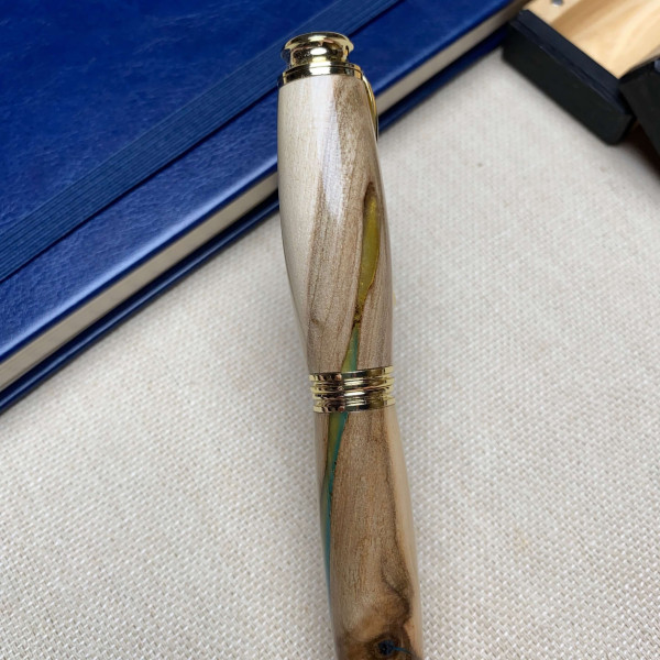 Унікальна перова ручка NV-355 ручної роботи виготовлена із деревини горіха і епоксидної смоли