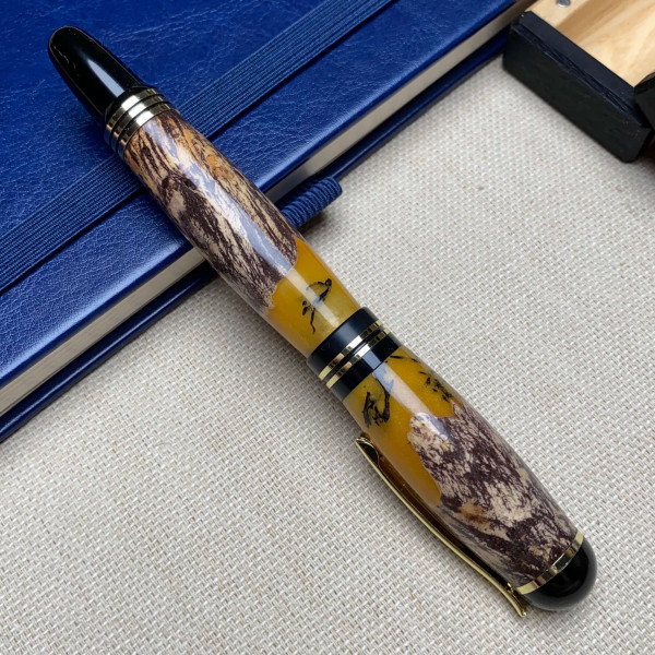 Унікальна перова ручка NV-071 ручної роботи виготовлена дерева, епоксидної смоли та справжнього моху