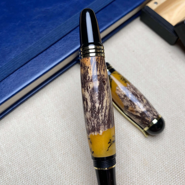 Унікальна перова ручка NV-071 ручної роботи виготовлена дерева, епоксидної смоли та справжнього моху