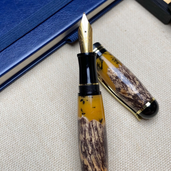 Унікальна перова ручка NV-071 ручної роботи виготовлена дерева, епоксидної смоли та справжнього моху